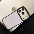 Détail macro de la coque iPhone lavande avec étoiles argentées et anneau MagSafe. - Style support magnétique noir étoile violette dorée + ours en nacre blanche / iPhone 17 Pro Max / Violet
