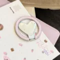 Gros plan d'un support de téléphone MagSafe rose en forme de cœur avec étoiles et rayures - Support Magnétique Cœur Doré / Support Unique / Étoile de Riz Rose à Rayures