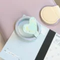Vue détaillée d'un support de téléphone Magsafe en cœur avec motif d'étoiles scintillantes - Support Magnétique Cœur Doré / Support Unique / Étoile Bleue Rayure Violette