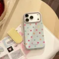 Vista dettagliata della cover per iPhone blu macaron a pois con accessorio giallo. - Per iPhone 17 Pro Max / Caramella Viola Blu Chiaro