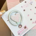 Gros plan du support de téléphone MagSafe en forme de cœur avec des étoiles pailletées - Support Magnétique Cœur Doré / Support Unique / Étoile Rose Rayure Grise