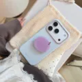 Détail d'une coque iPhone bleu clair avec un support géométrique violet escamotable - Bleu Clair (Texte du Lac) + Support Rond Aplati Violet / iPhone 17 Pro Max