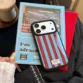 Gros plan sur la coque iPhone vintage à rayures rouges et bleues de style américain - Pour Huawei Mate 60 Pro/Pro+ / Rayé Bleu