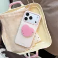 Coque iPhone crème esthétique avec un support en forme de cœur rose sur un plateau chic - Blanc Poire (Texte Blé) + Support Cœur Rose