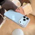 Détail d'une coque de protection bleu clair pour iPhone avec cadre violet - 17promax / Bleu Ciel Texte Lac