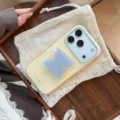 Vue détaillée du support de téléphone géométrique bleu sur une coque iPhone jaune - Jaune Mangue (Texte Miel) + Support Demi-cercle Bleu / iPhone 17 Pro Max