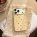 Dettaglio della custodia per iPhone a pois macaron su sfondo in tessuto beige morbido. - Per iPhone 17 Pro Max / Caramella Arancione Giallo Mango