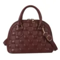 Bolso de mano elegante marrón acolchado tipo concha con una correa ajustable dorada - Marrón