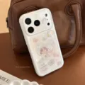 Funda de iPhone 17 Pro Max estética blanco crema con grafitis de perros lindos - Blanco Crema (Perro Doodle) / iPhone 17 Pro Max