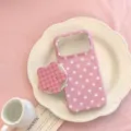 Gros plan de la coque magnétique rose à pois avec son support assorti en forme d'étoile - Support Magnétique / Points Jaunes de Baies Roses + Grille de Lait de Baies / iPhone 17 Pro Max