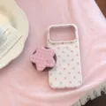 Gros plan d'une coque magnétique à pois roses avec support de téléphone en étoile - Support Magnétique / Points de Baies Blanc Crème + Grille à Carreaux / iPhone 17 Pro Max