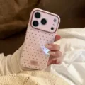 Détail d'une coque iPhone rose à pois avec un cadre de protection marron pour caméra - Rose Goyave Pois Baies (Brillant) / 17 Pro Max Trou Précis