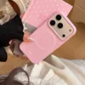 Détail rapproché d'une coque iPhone magnétique rose avec un joli motif à pois blancs - Pour iPhone 17 Pro Max / À Pois Roses