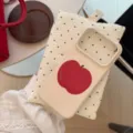 Détail de la coque iPhone crème avec graphique de pomme rouge et texte d'été - Pomme Rouge Crème / 17promax
