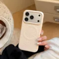 Détail en gros plan d'une coque iPhone crème à pois bleus avec support magnétique MagSafe - Pour iPhone 17 Pro Max / À Pois Jaunes