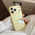 Gros plan d'une coque iPhone jaune ornée de strass colorés et étincelants en détail - iPhone 17 Pro Max / Jaune (Pois Dorés)