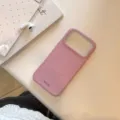 Gros plan d'une coque iPhone magnétique rose mat avec un design de texte élégant - Rose Sable Magnétique / Iphone 18