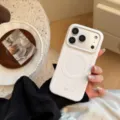 Gros plan d'une coque iPhone magnétique blanche avec un motif délicat de pois violets - Pour iPhone 17 Pro Max / À Pois Blancs