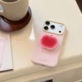 Détail d'une coque iPhone rose tendre avec un support de téléphone en forme de pomme rouge - Rose Baie (Texte Jaune) + Griptok Baie / 17promax