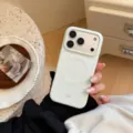 Détail en gros plan d'une coque iPhone magnétique vert menthe avec de jolis pois roses - Pour iPhone 17 Pro Max / À Pois Verts