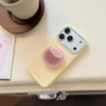 Gros plan de la coque iPhone crème avec support Coconut rose et cadre bleu. - Jaune Mangue (Support Coco) / 17promax
