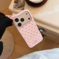 Détail de la coque iPhone rose à pois avec cadre photo contrasté et logo Bonne. - Rose Baie Pois Cassis