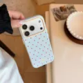 Vue détaillée d'une coque iPhone bleu clair à pois rouges avec détails de la caméra - Bleu Ciel Pois Grenade