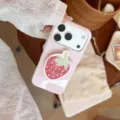 Vue détaillée d'une coque rose avec un support fraise mignon, tenue à la main. - Rose Baie (Avec Support Fraise) / Pour iPhone 17 Pro Max