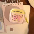 Dettaglio ravvicinato di una divertente custodia per auricolari gatto rosa con anello giallo - Per airpods 1/2ª Gen / Bianco Trasparente Gatto Rosa Limone (Anello Giallo)