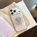 Vue détaillée de la coque iPhone à carreaux roses avec support miroir fraise - 17 Pro Max / Carreaux Roses (Avec Support)