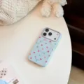 Détail d'une coque iPhone magnétique bleu clair à pois colorés sur un bureau blanc - Style 18 Pro Max / Bleu Ensoleillé