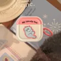 Vista dettagliata di una divertente custodia AirPods a gatto peloso con anello rosa. - Per airpods 1/2ª Gen / Bianco Trasparente Gatto Blu Rosa (Anello Rosa)
