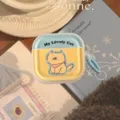 Primo piano di una custodia per AirPods con illustrazione di gatto e moschettone. - Per airpods 1/2ª Gen / Bianco Trasparente Gatto Blu Formaggio (Anello Blu Chiaro)