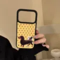 Vue détaillée de la coque iPhone jaune à motif teckel avec support magnétique - iPhone 17 Pro Max / Noir Magnétique & Teckel Jaune Tendance