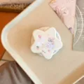 Primer plano de un soporte para teléfono en forma de estrella con diseño de conejo - Soporte Magnético de Conejo de Pradera Floreada / Soporte Único