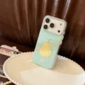 Détail d'une coque iPhone aux rayures bleu clair avec une illustration de poire jaune. - iPhone 17 Pro Max / Rayures Vertes Poire Jaune Transparente (Brillant)