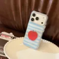 Gros plan de la coque iPhone à rayures bleues avec motif pomme rouge sur un plat décoratif - iPhone 17 Pro Max / Pomme Rouge à Rayures Bleues Transparente (Brillant)