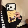 Coque de protection iPhone avec illustration de teckel mignon et motif à pois - iPhone 17 Pro Max / Noir & Teckel Jaune Cool (Non Magnétique)