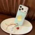 Détail de la coque iPhone rayée avec motif poire et breloque en perles élégante - Poire Jaune à Rayures Vertes Brillantes (Avec Chaîne de Perles Étoile Rouge) / iPhone 17 Pro Max