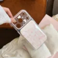 Détail d'une coque iPhone à carreaux roses avec motifs fraises et lapins - 17 Pro Max / Carreaux Roses