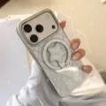 Gros plan d'une coque iPhone à carreaux bleus avec un support de bague magnétique en étoile. - Pour iPhone 17 Pro Max / Bord Argenté Magnétique Style Plaid Bleu Étoile Dorée