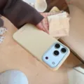 Gros plan d'une coque iPhone jaune crème minimaliste avec cadre de protection souple - 17promax / Jaune Mangue Texte Miel