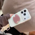 Détail d'une coque iPhone blanche avec support poignée cœur irrégulier mauve. - Vert Menthe (Texte de Jade) + Support Double Ellipse Marron / iPhone 17 Pro Max