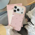 Vue détaillée de la coque iPhone rose avec motif nœud mignon et cadre de caméra jaune - iPhone 17 Pro Max / Rose Baie Points Bleus de Brouillard
