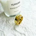 Nahaufnahme eines goldfarbenen Designer-Rings mit gedrehtem Seilmuster-Detail - Größe 6 / Gold