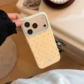 Gros plan d'une coque iPhone crème à pois orange et bordure de caméra bleu clair - Jaune Mangue Pois Mandarine