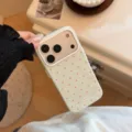 Gros plan de la coque iPhone vert pastel avec des pois roses et un petit logo de marque - Vert Menthe Pois Fruit du Dragon