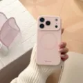 Dettaglio della custodia magnetica rosa per iPhone con anello MagSafe e logo Bonne case - 17 Pro Max Foro Preciso / Rosa Guava Magnetico Etichetta Rosa Viola