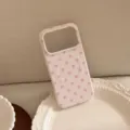 Détail d'une coque magnétique rose à pois pour iPhone posée sur une assiette en céramique - Modèle Magnétique / Blanc Crème à Pois Baies / iPhone 17 Pro Max