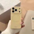 Custodia per telefono MagSafe giallo crema con logo Bonne Case su sfondo minimalista. - 17 Pro Max Foro Preciso / Giallo Limone Magnetico con Etichetta Marrone